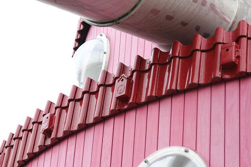 Vogelhuisjes in dakpannen Het Klokhuis